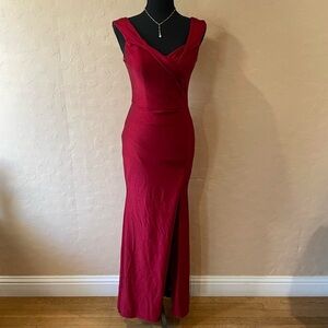 Stunning red dress with a flattering fit, and a slit detail